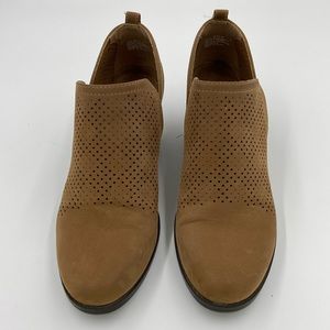 Baretraps Reta Women’s suede bootie in camel color